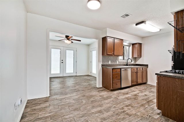 610 SE 10th Street, Bentonville, AR 72712
