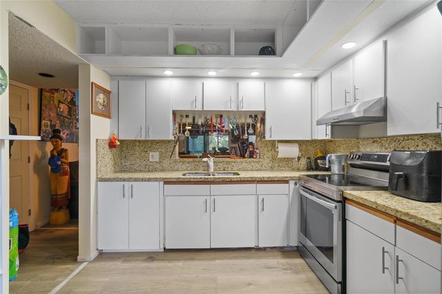 800 SW 125th Way 202, Pembroke Pines, FL 33027