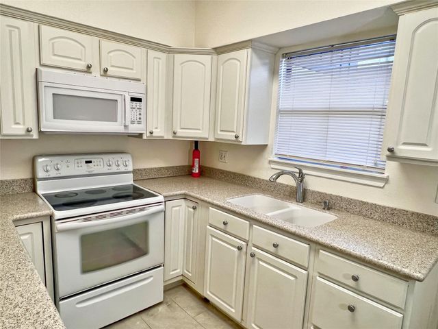 3130 SW Walnut Bend Lane 409, Houston, TX 77042