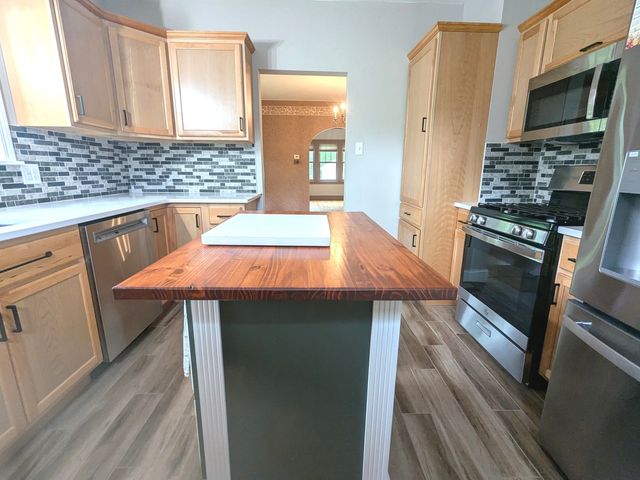 621 E GRAND LAKE Boulevard, West Chicago, IL 60185