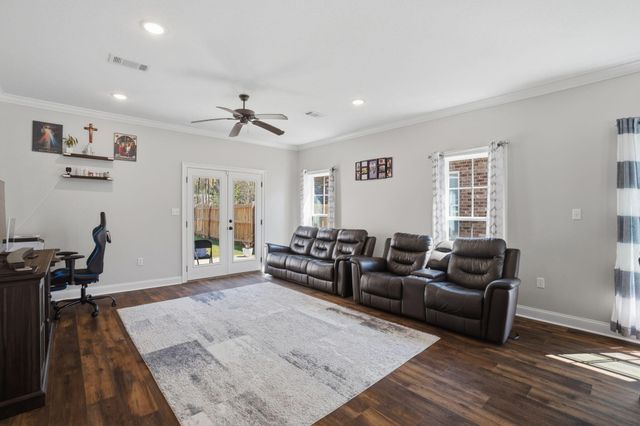 60 N Barnes Field Dr., Hattiesburg, MS 39402