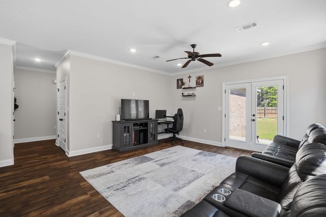 60 N Barnes Field Dr., Hattiesburg, MS 39402