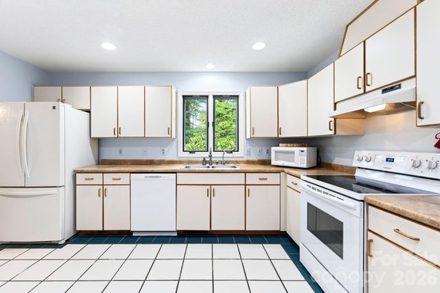23 S Oaks Circle, Asheville, NC 28806