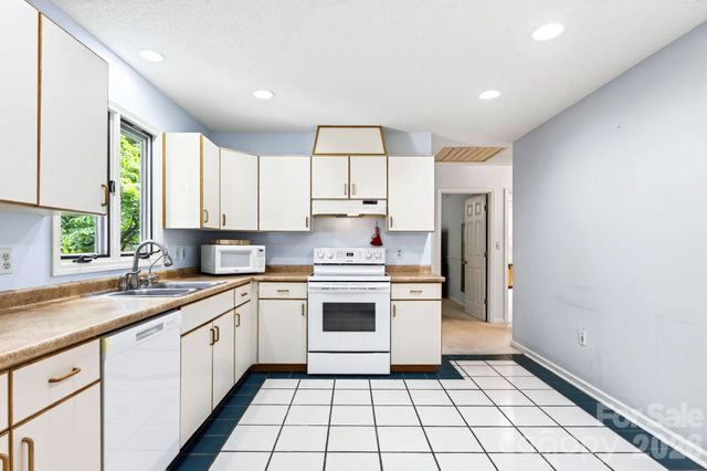 23 S Oaks Circle, Asheville, NC 28806
