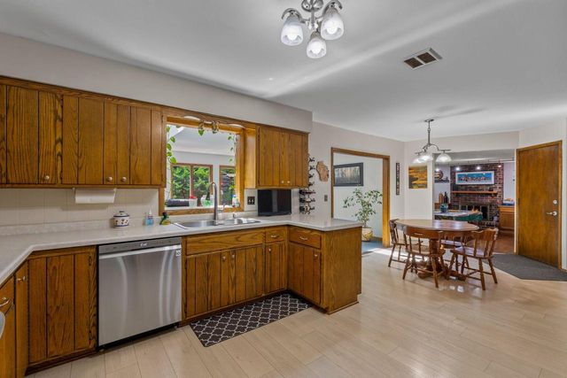 S27W30015 N Bethesda CIRCLE, Waukesha, WI 53188