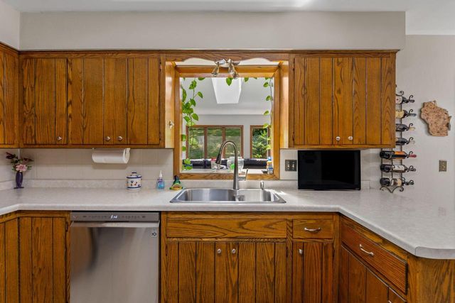 S27W30015 N Bethesda CIRCLE, Waukesha, WI 53188