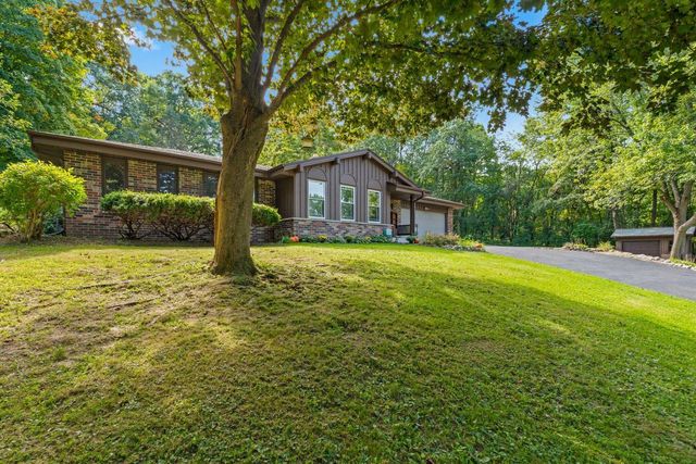 S27W30015 N Bethesda CIRCLE, Waukesha, WI 53188