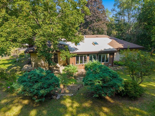 S27W30015 N Bethesda CIRCLE, Waukesha, WI 53188