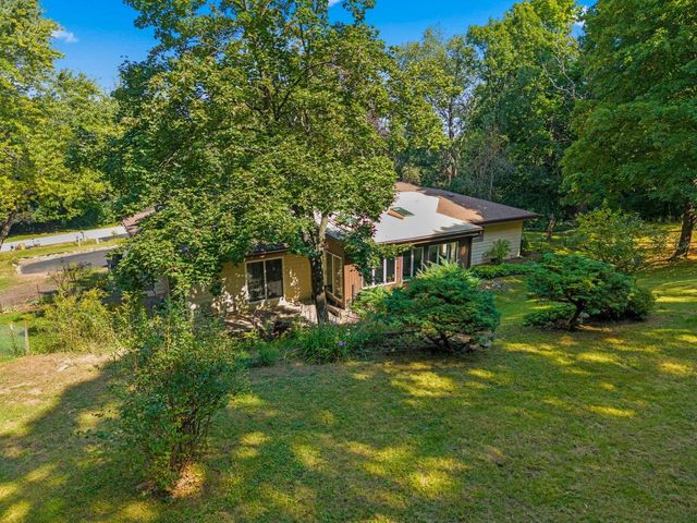 S27W30015 N Bethesda CIRCLE, Waukesha, WI 53188