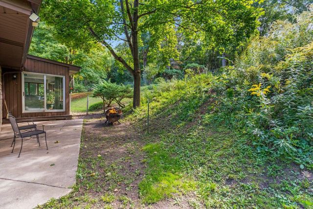 S27W30015 N Bethesda CIRCLE, Waukesha, WI 53188