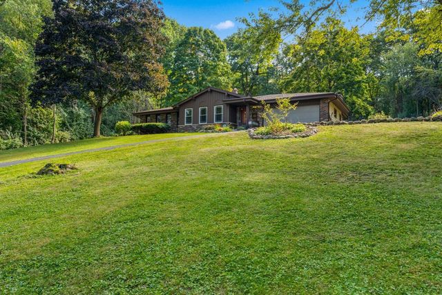 S27W30015 N Bethesda CIRCLE, Waukesha, WI 53188