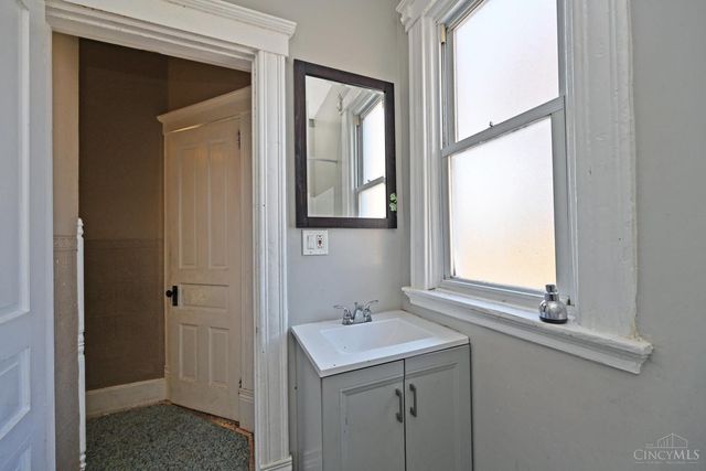 327 Crestline Avenue, Cincinnati, OH 45205