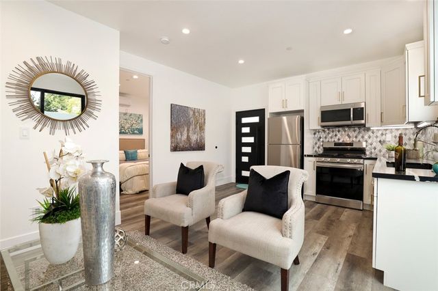 5200 Avenida Oriente, Tarzana, CA 91356
