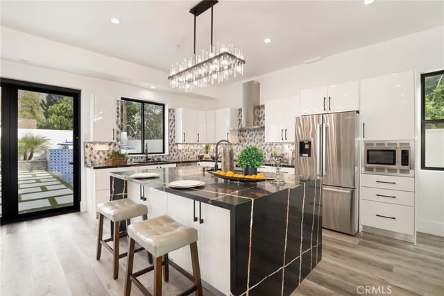 5200 Avenida Oriente, Tarzana, CA 91356