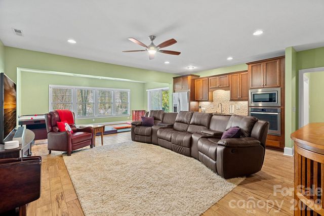 9903 Manor View Drive NW, Concord, NC 28027