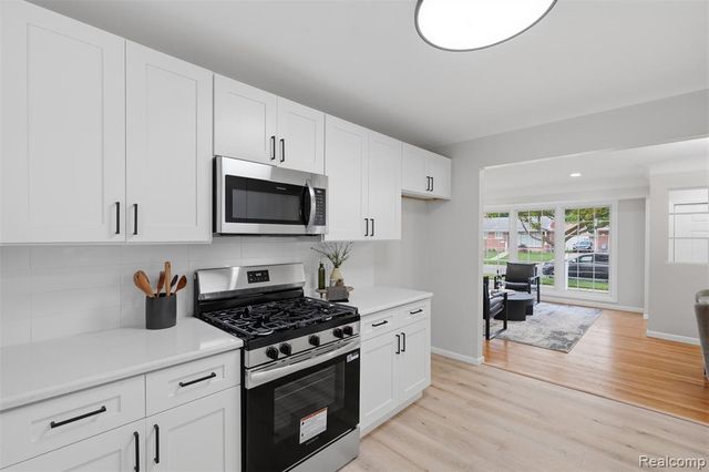 8585 Dixie Lane, Dearborn Heights, MI 48127