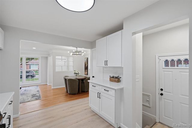 8585 Dixie Lane, Dearborn Heights, MI 48127