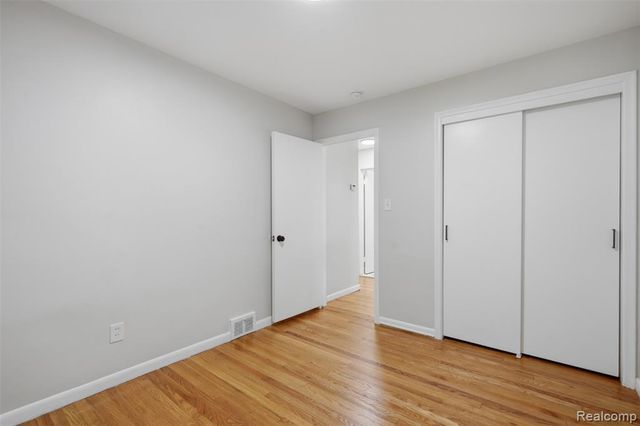 8585 Dixie Lane, Dearborn Heights, MI 48127