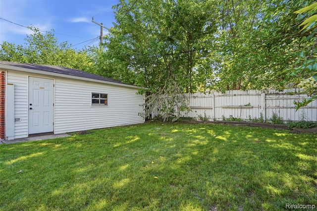 8585 Dixie Lane, Dearborn Heights, MI 48127