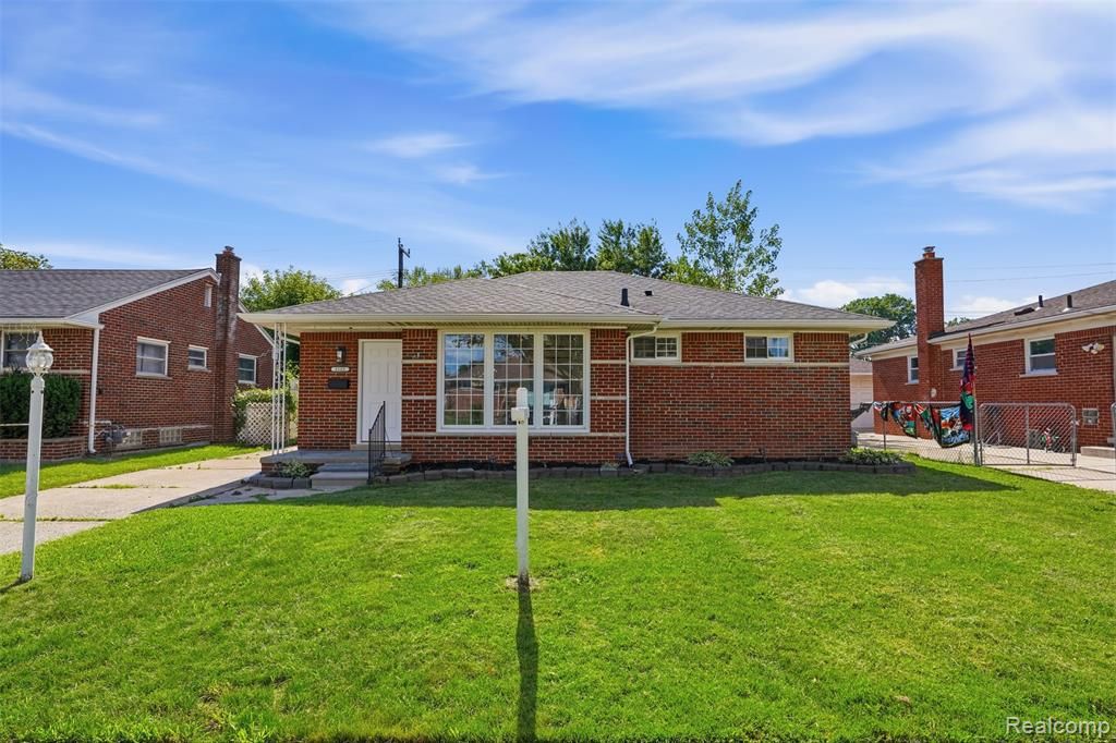 8585 Dixie Lane, Dearborn Heights, MI 48127