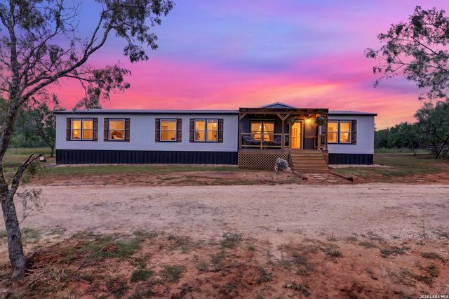 622 County Road 460, Stockdale, TX 78160