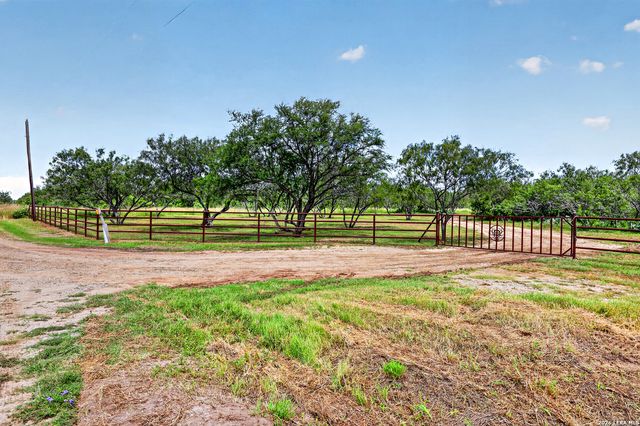 622 County Road 460, Stockdale, TX 78160