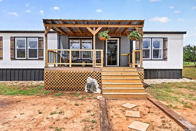 622 County Road 460, Stockdale, TX 78160
