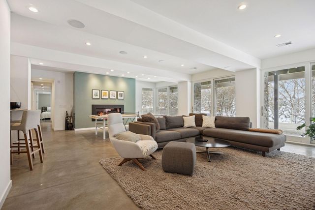 17950 Fairhomes Lane, Deephaven, MN 55391