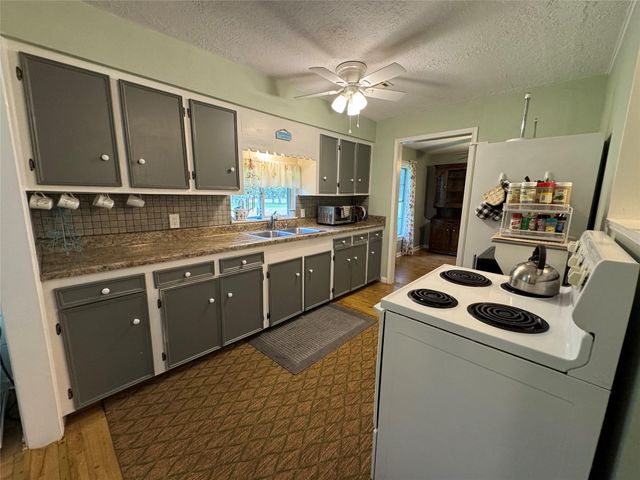 2300 Bowler Road, Waller, TX 77484