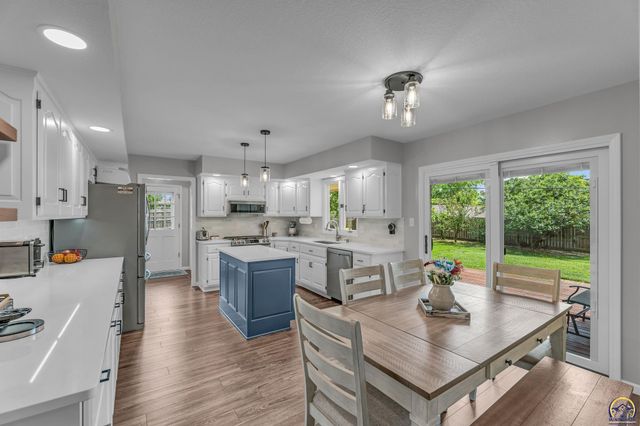 2531 SW Pepperwood CT, Topeka, KS 66614