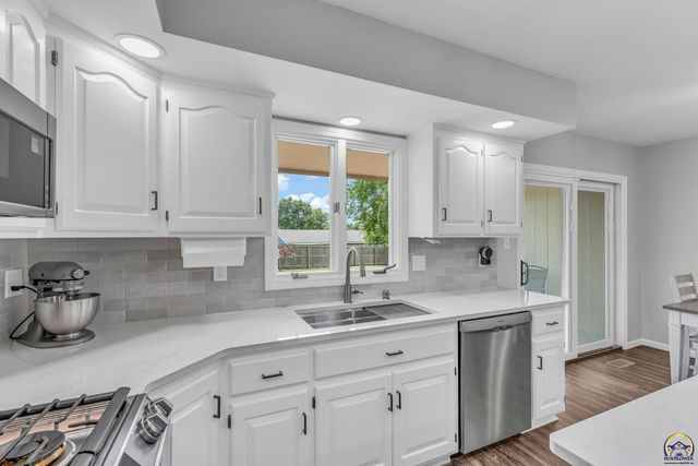2531 SW Pepperwood CT, Topeka, KS 66614