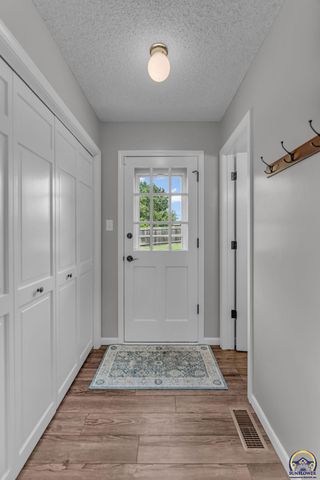 2531 SW Pepperwood CT, Topeka, KS 66614