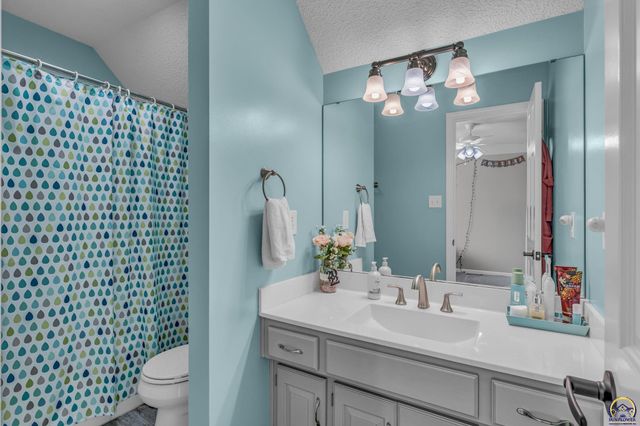 2531 SW Pepperwood CT, Topeka, KS 66614