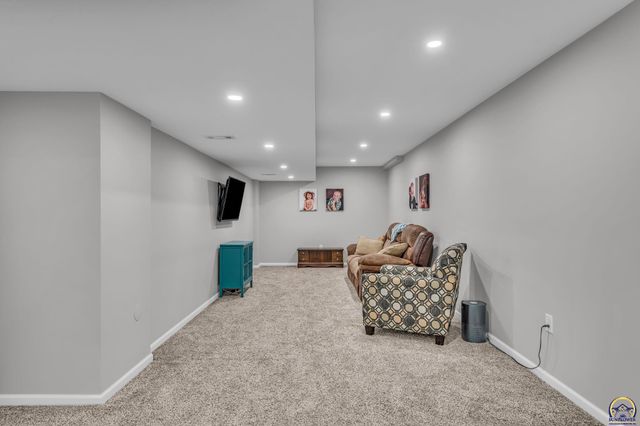 2531 SW Pepperwood CT, Topeka, KS 66614