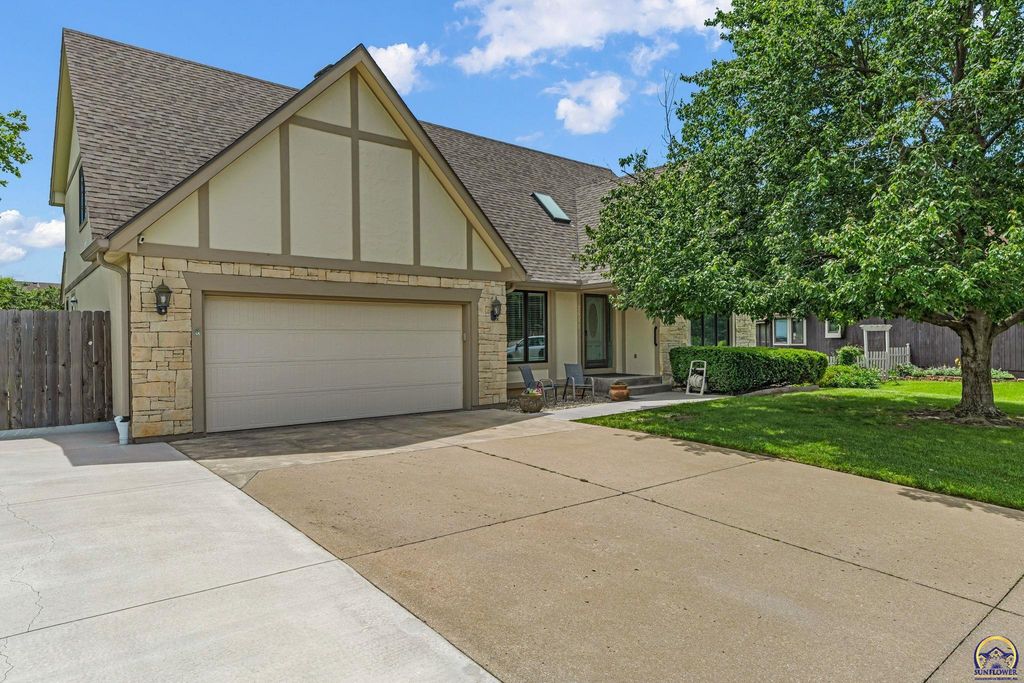 2531 SW Pepperwood CT, Topeka, KS 66614