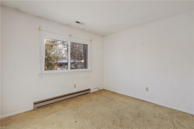 6265 Debbie CIR, Hayes, VA 23072