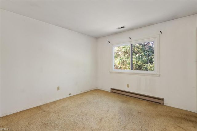 6265 Debbie CIR, Hayes, VA 23072