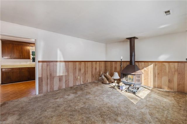 6265 Debbie CIR, Hayes, VA 23072