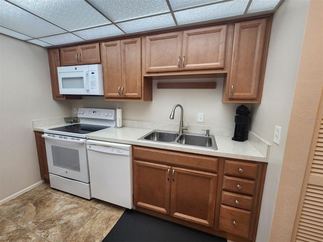 2132 LAKEWOOD CLUB DRIVE S 8B, St Petersburg, FL 33712