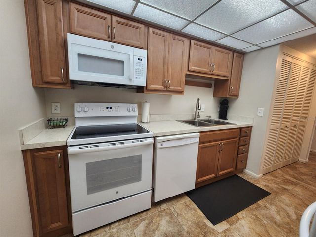 2132 LAKEWOOD CLUB DRIVE S 8B, St Petersburg, FL 33712