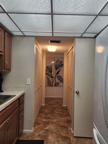 2132 LAKEWOOD CLUB DRIVE S 8B, St Petersburg, FL 33712