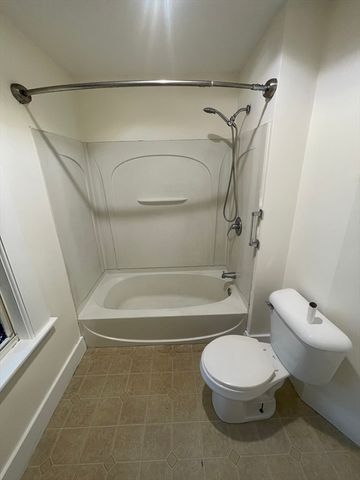 60 Pearl St, Leominster, MA 01453