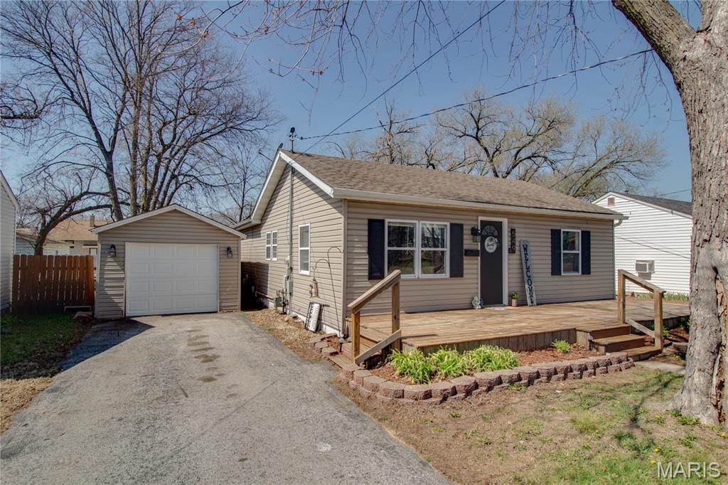 549 McHugh Street, Wood River, IL 62095