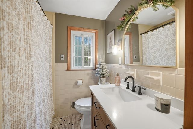 33 Springdale St, Westfield, MA 01085