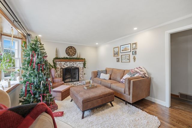 33 Springdale St, Westfield, MA 01085