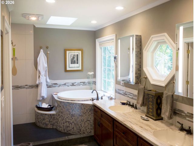 1876 PALISADES LAKE Ct, Lake Oswego, OR 97034