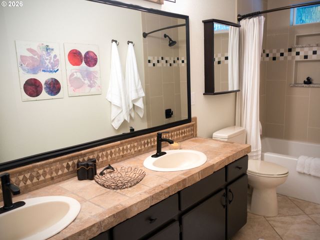 1876 PALISADES LAKE Ct, Lake Oswego, OR 97034