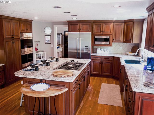 1876 PALISADES LAKE Ct, Lake Oswego, OR 97034