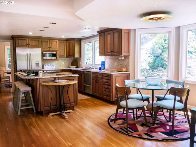1876 PALISADES LAKE Ct, Lake Oswego, OR 97034