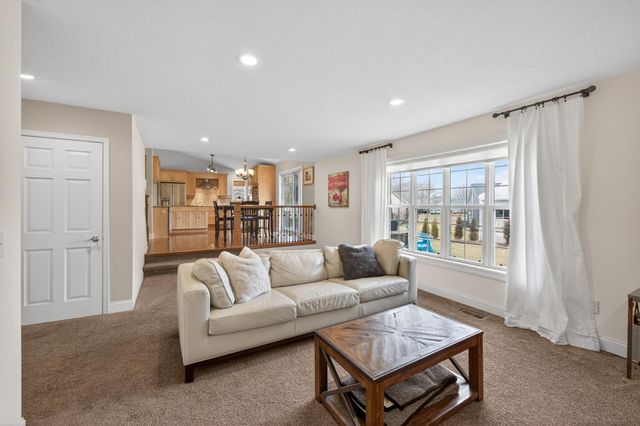 392 Pendryn Hill Curve, Woodbury, MN 55125